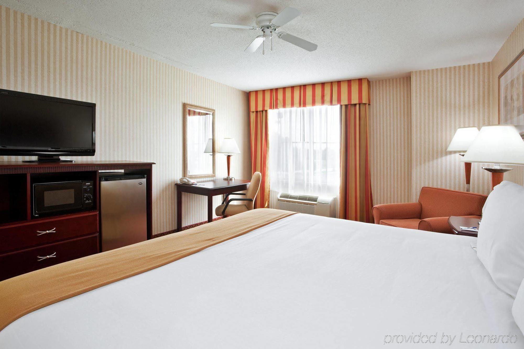 Holiday Inn Express Wixom By Ihg Δωμάτιο φωτογραφία